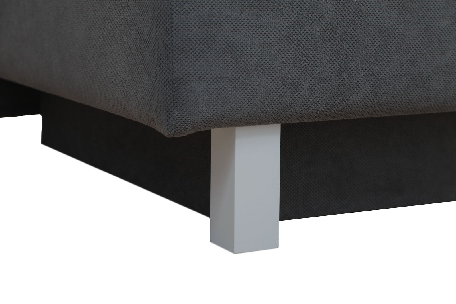 Nahaufnahme eines grauen Funktionssofas mit weißem Bein, Perspektive von unten.