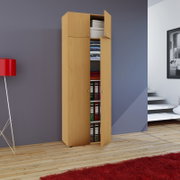 Hoher, schmaler Mehrzweckschrank in heller Holzoptik mit geöffneten Türen und sichtbaren Regalböden mit Ordnern, Textilien und Boxen, frontal in leichter Schrägansicht von links im Wohnraum