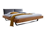 Balkenbett aus Holz mit modernem Design, seitliche Perspektive, graues Kopfteil und gelbe Decke.
