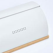 Moderner Brotkasten aus Metall mit Holzsockel, seitliche Perspektive