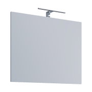 Rechteckiger Badezimmerspiegel mit schlanker LED-Aufsatzleuchte in Chromoptik, frontal aus leichter Untersicht auf weißem Hintergrund