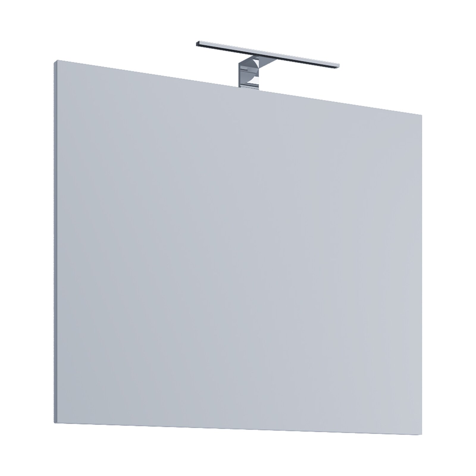Rechteckiger Badezimmerspiegel mit schlanker LED-Aufsatzleuchte in Chromoptik, frontal aus leichter Untersicht auf weißem Hintergrund