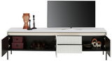 Frontale Ansicht eines modernen TV-Lowboards mit offenen Türen, dekoriert mit Kerzenhaltern und einer Skulptur, sowie einem Fernseher darauf.
