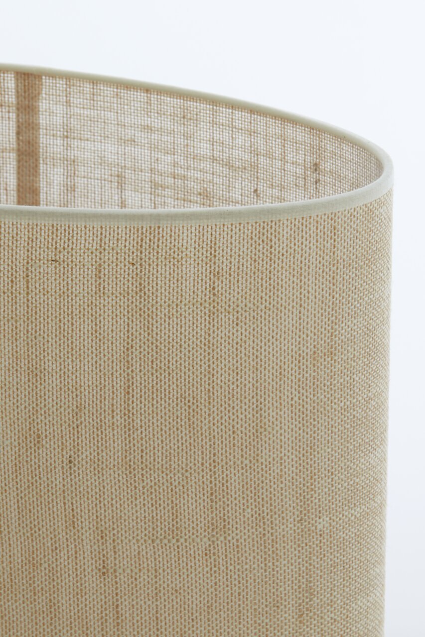 Nahaufnahme eines ovalen, geraden Lampenschirms aus beigem Stoff mit feiner Textur, seitliche Perspektive