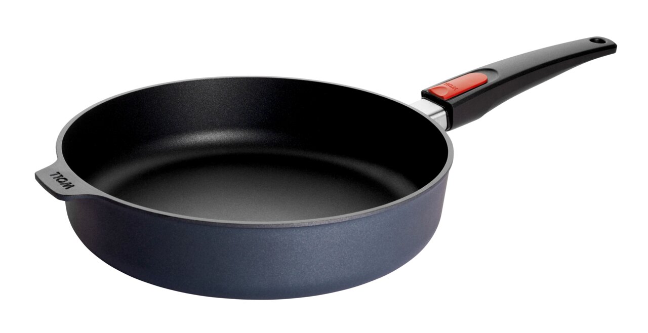 Guss-Hochrandpfanne 24cm Diamo mit schwarzem Griff, seitliche Perspektive