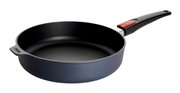 Guss-Hochrandpfanne 24cm Diamo mit schwarzem Griff, seitliche Perspektive