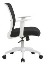 Moderner Drehstuhl in Seitenansicht mit schwarzem Sitz und Rückenlehne sowie weißen Armlehnen und Gestell.