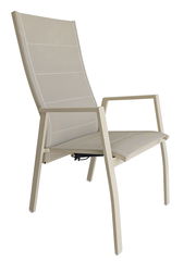 Moderner Gartensessel aus beigem Metall mit hoher Rückenlehne, seitliche Perspektive