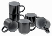 Sechs schwarze Keramik-Kaffeebecher mit grauer, strukturierter Innenlasur, teils gestapelt und teils liegend, fotografiert in schräger Frontansicht vor weißem Hintergrund