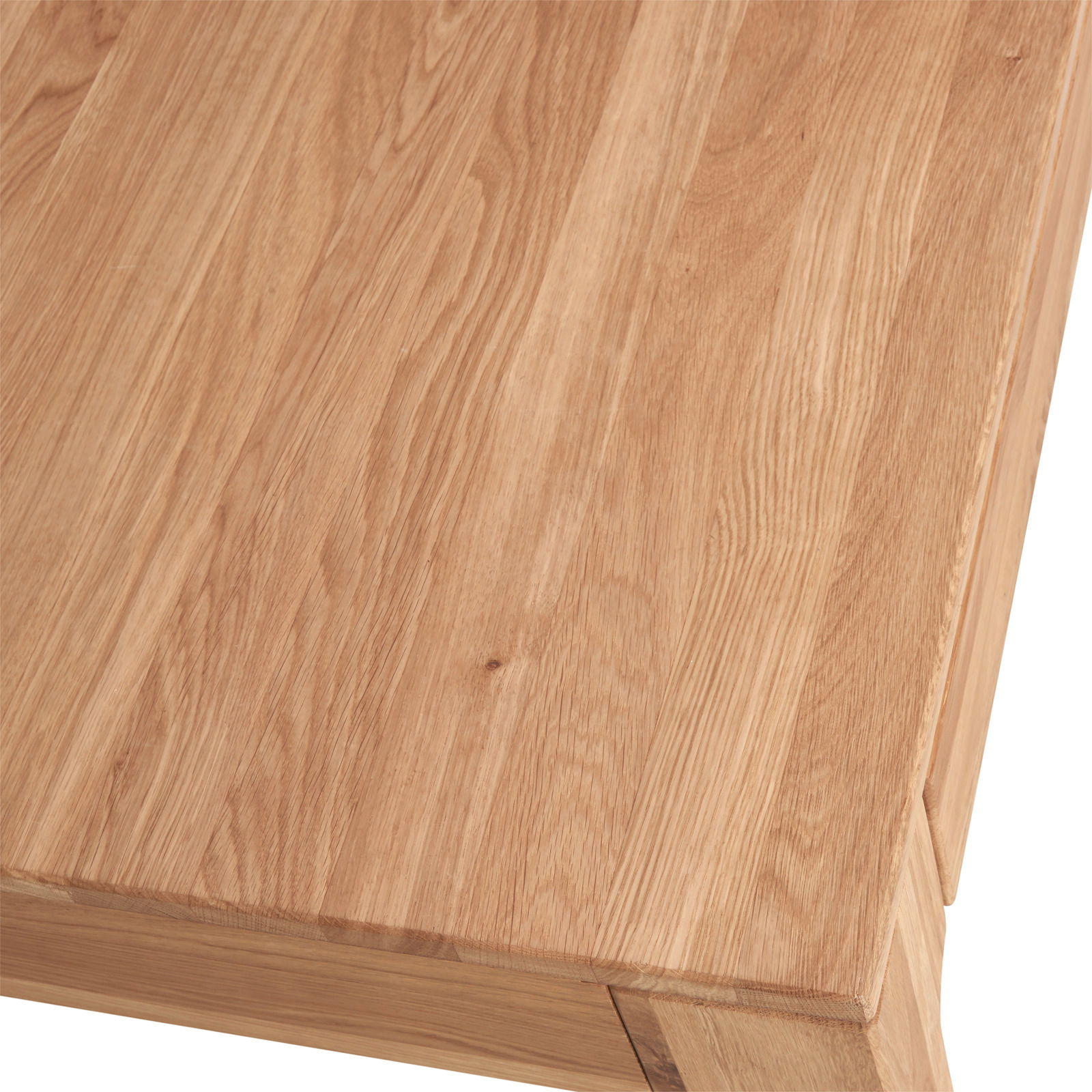 Nahaufnahme eines Schreibtisches aus hellem Holz mit sichtbarer Maserung, von oben betrachtet.