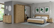 Schlafzimmermöbel-Set in Holzoptik mit Doppelbett, Schwebetürenschrank, Kommode und Nachtkonsolen, seitliche Perspektive