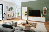 Modernes Highboard in einem stilvollen Wohnzimmer, mit weißem Korpus und Holzoberfläche, aus der Frontalperspektive fotografiert.