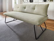 Grüne Polsterbank mit schwarzem Metallgestell, seitliche Perspektive