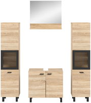 Frontale Ansicht einer Badkombination aus Holzoptik mit zwei hohen Schränken, einem Waschbeckenunterschrank und einem Spiegel.