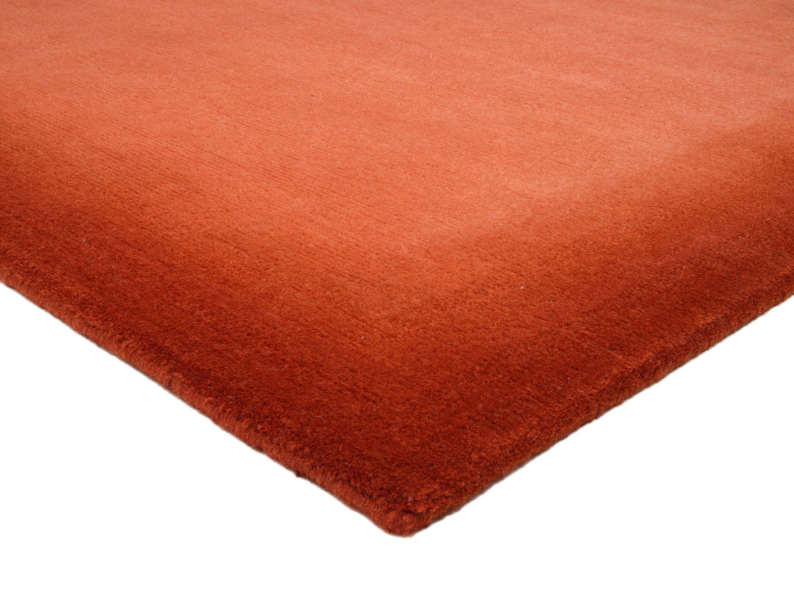 Roter Wollteppich VINCIANO in Nahaufnahme, perspektivisch von der Ecke fotografiert.