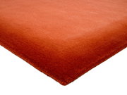 Roter Wollteppich VINCIANO in Nahaufnahme, perspektivisch von der Ecke fotografiert.