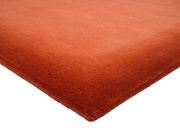 Roter Wollteppich VINCIANO in Nahaufnahme, perspektivisch von der Ecke fotografiert.