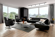 Moderne Eckgarnitur in einem stilvollen Wohnzimmer mit großen Fenstern und Blick auf die Stadt, Perspektive von vorne.