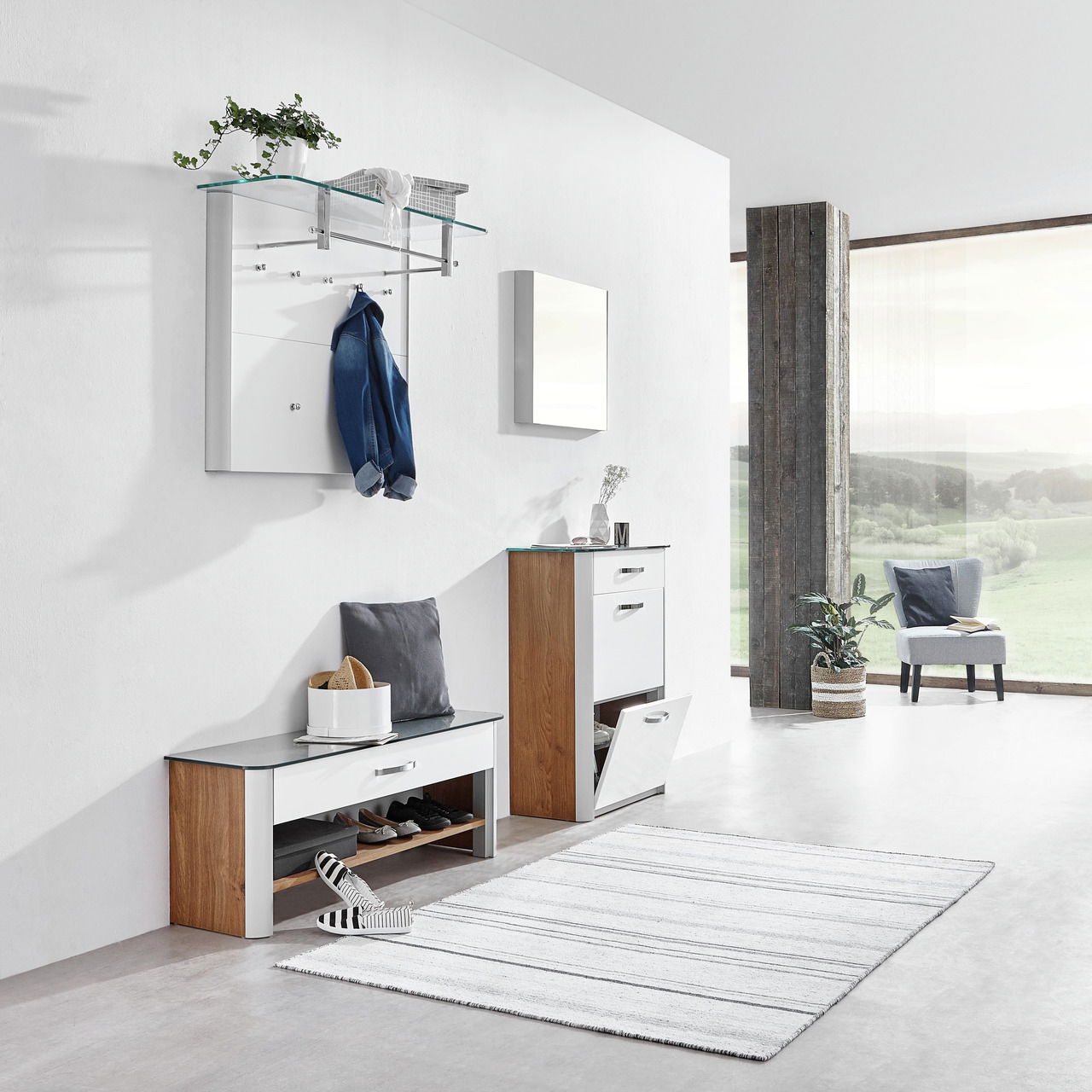 Moderner Flur mit Garderobenmöbeln in Holz- und Weißoptik, bestehend aus Schuhschrank, Bank, Spiegel und Garderobenpaneel, seitliche Perspektive.