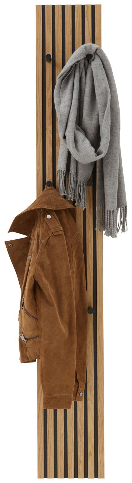 Garderobenpaneel aus Holz mit vertikalen schwarzen Streifen, darauf hängt eine braune Jacke und ein grauer Schal. Frontalansicht.