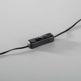 Nahaufnahme eines schwarzen Kippschalters an einem Kabel, perspektivisch von oben fotografiert.