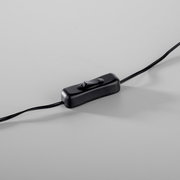 Nahaufnahme eines schwarzen Kippschalters an einem Kabel, perspektivisch von oben fotografiert.