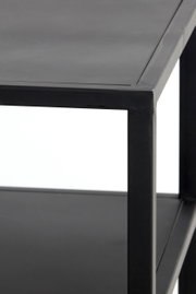 Nahaufnahme eines offenen schwarzen Metallregals mit klaren Linien und moderner Ästhetik, seitliche Perspektive.