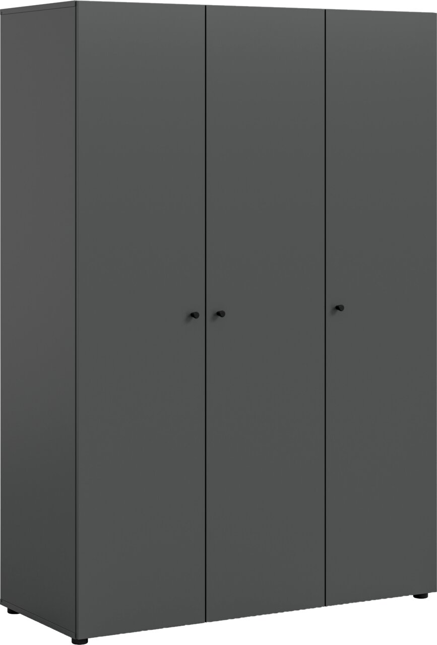 Dunkelgrauer dreitüriger Kleiderschrank mit schlichten Knopfgriffen, in leichter Frontansicht aus linkem Winkel vor weißem Hintergrund