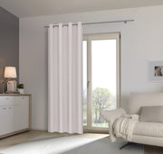 Heller Ösenschal vor einem Fenster in einem modernen Wohnzimmer, seitliche Perspektive