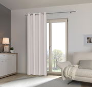 Heller Ösenschal vor einem Fenster in einem modernen Wohnzimmer, seitliche Perspektive