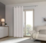 Heller Ösenschal vor einem Fenster in einem modernen Wohnzimmer, seitliche Perspektive