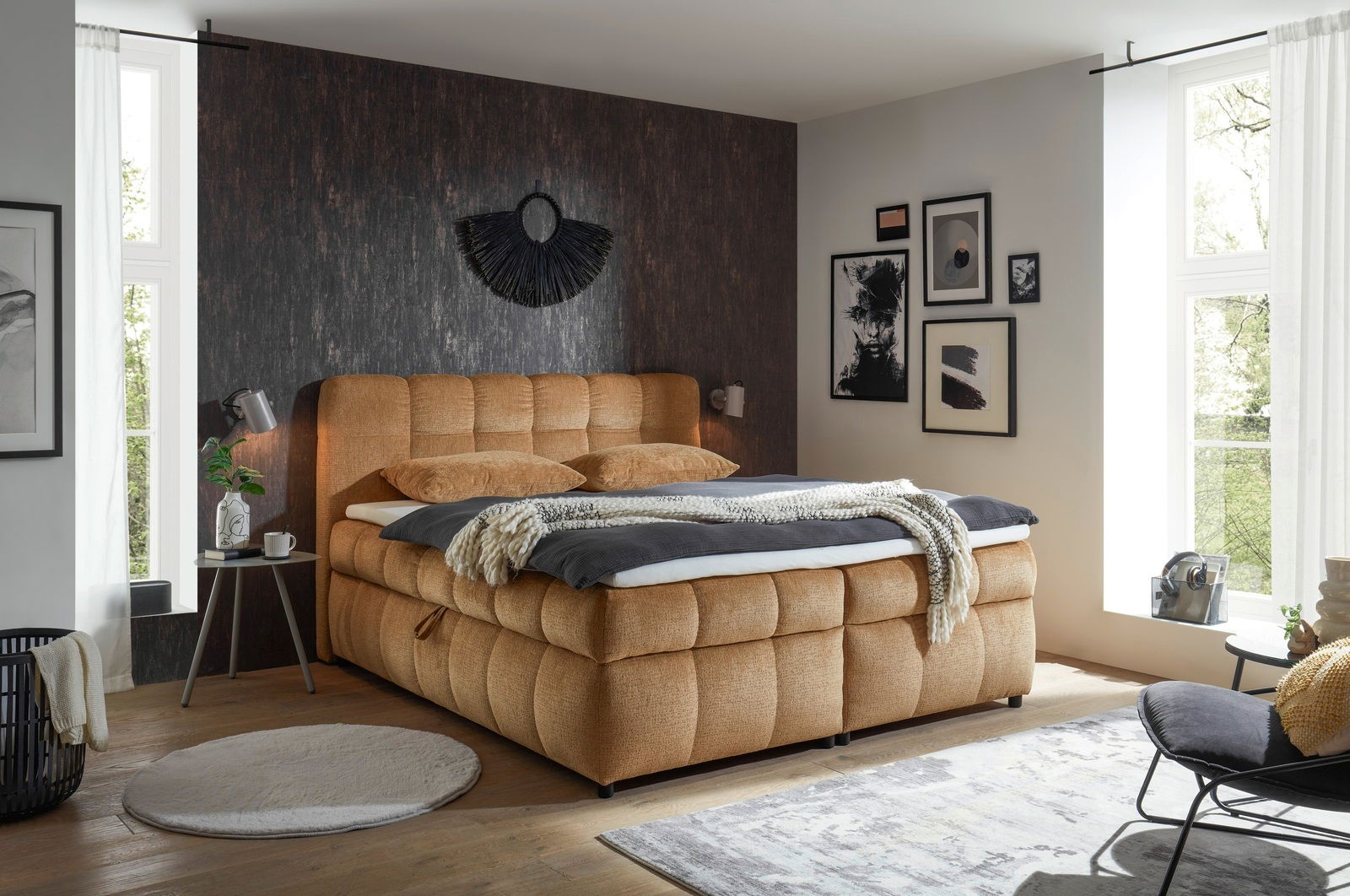 Gemütliches Boxbett in warmem Braunton, seitliche Perspektive, umgeben von stilvoller Dekoration und moderner Wandkunst.