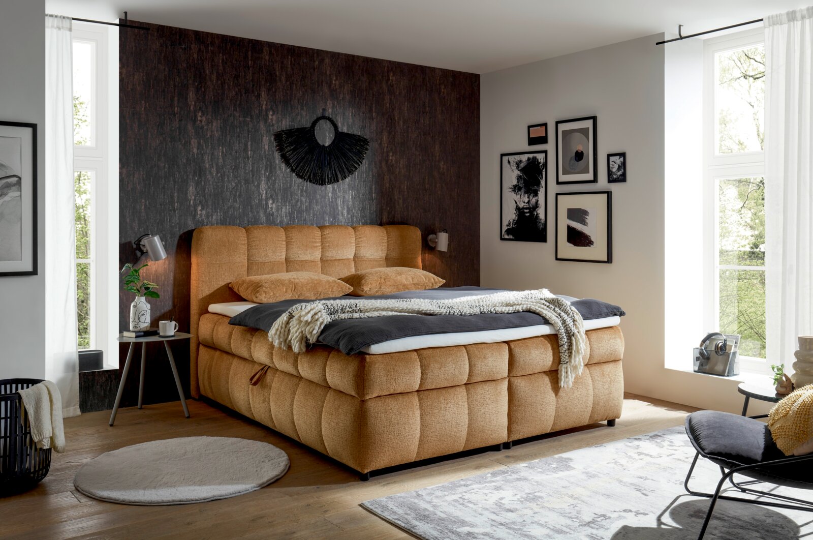 Gemütliches Boxbett in warmem Braunton, seitliche Perspektive, umgeben von stilvoller Dekoration und moderner Wandkunst.