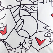 Nahaufnahme einer Britto Kissenhülle mit abstrakten Gesichtern und roten Herzen auf weißem Hintergrund.