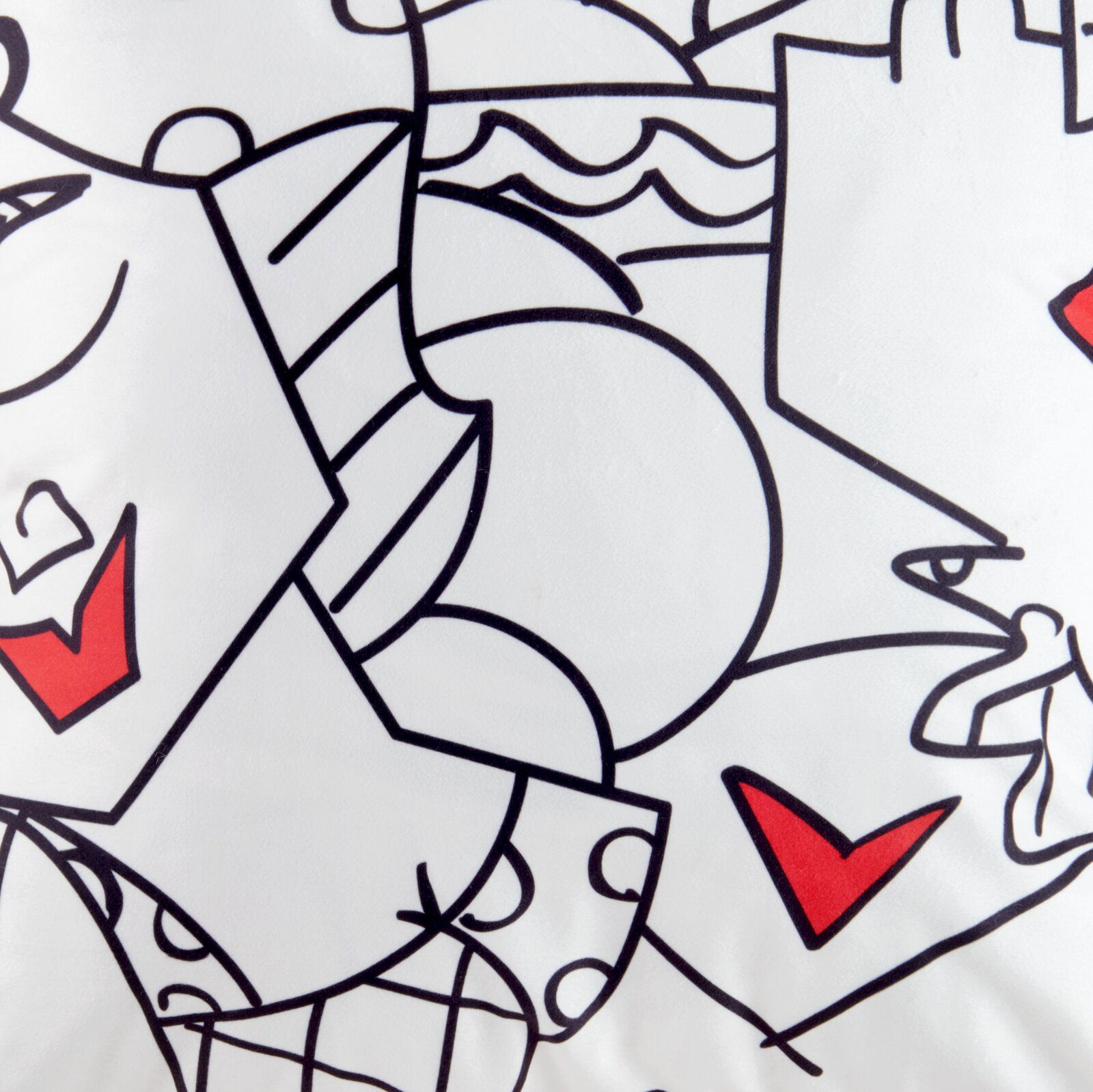 Nahaufnahme einer Britto Kissenhülle mit abstrakten Gesichtern und roten Herzen auf weißem Hintergrund.