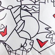 Nahaufnahme einer Britto Kissenhülle mit abstrakten Gesichtern und roten Herzen auf weißem Hintergrund.