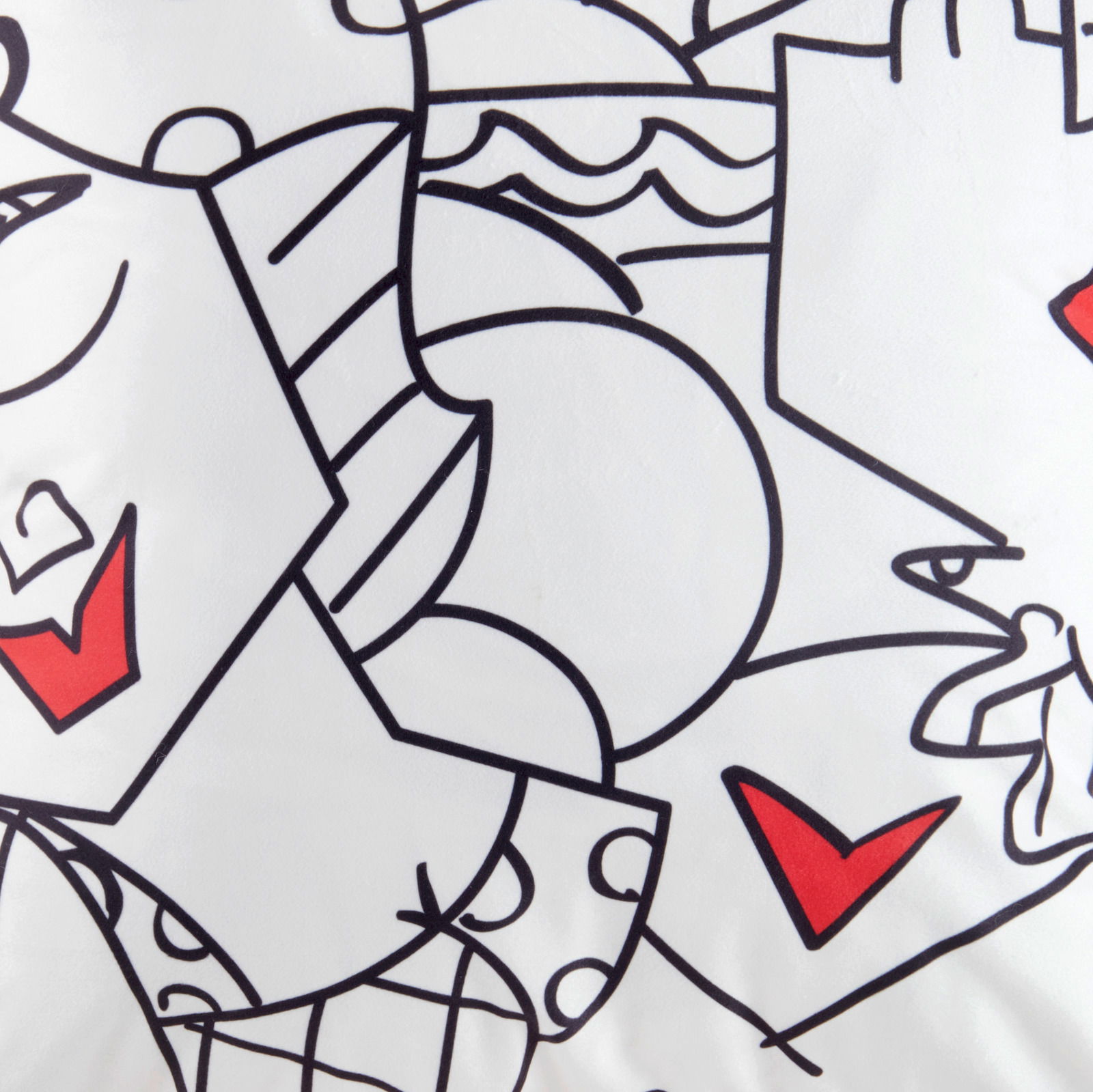 Nahaufnahme einer Britto Kissenhülle mit abstrakten Gesichtern und roten Herzen auf weißem Hintergrund.