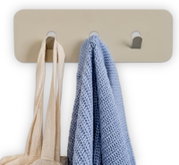 Garderobestang met drie haken, van voren gefotografeerd, met een blauwe sjaal en een beige tas eraan opgehangen.