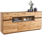 Holz-Sideboard mit Glasfach, dekoriert mit Tassen und Pflanzen, aus frontaler Perspektive