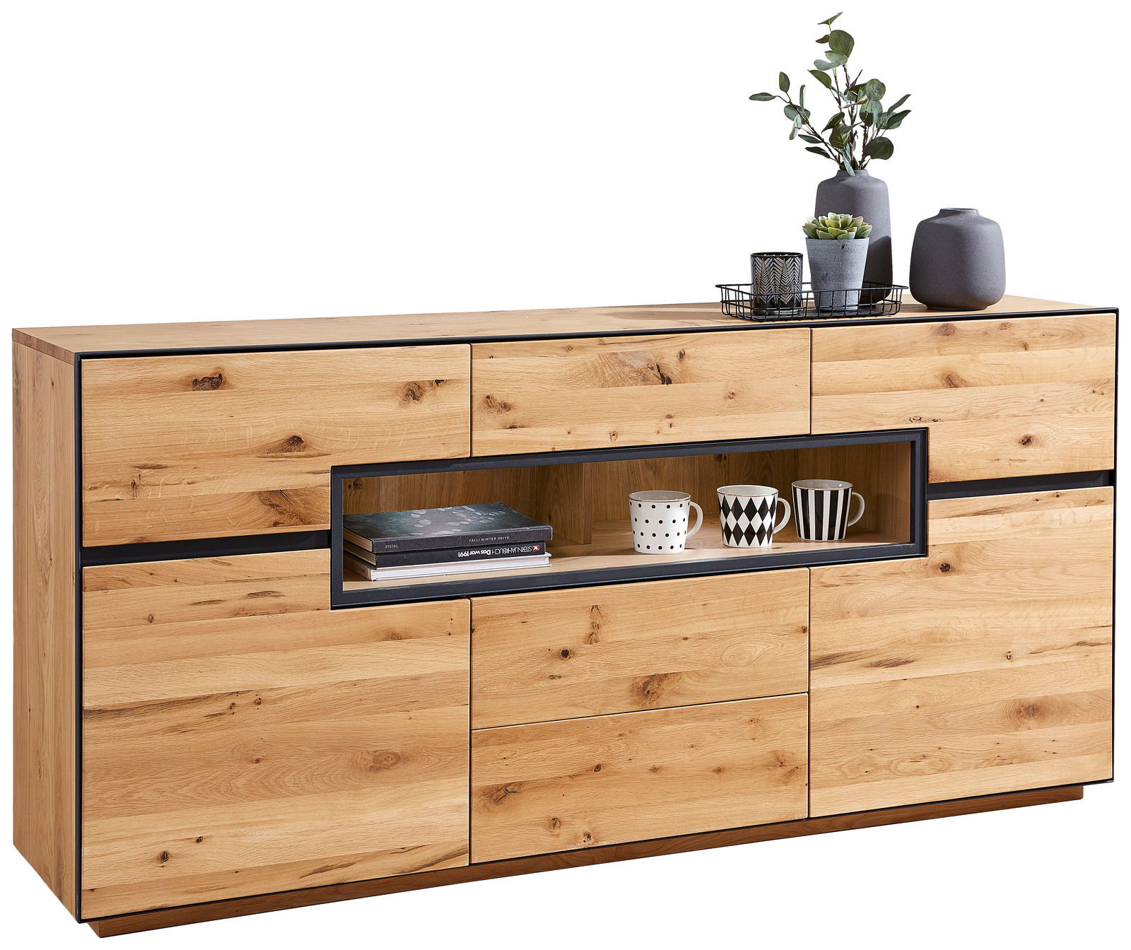 Holz-Sideboard mit Glasfach, dekoriert mit Tassen und Pflanzen, aus frontaler Perspektive