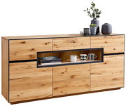 Holz-Sideboard mit Glasfach, dekoriert mit Tassen und Pflanzen, aus frontaler Perspektive