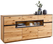 Houten dressoir met glazen vak, versierd met kopjes en planten, gezien van voren