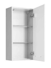 Weißer Wandschrank mit geöffneter Tür, zwei Einlegeböden und Scharnieren, Perspektive von vorne links