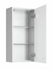 Weißer Wandschrank mit geöffneter Tür, zwei Einlegeböden und Scharnieren, Perspektive von vorne links