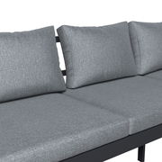 Graues Lounge-Sofa mit drei Kissen, seitliche Perspektive