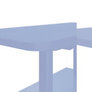 Moderner schwarzer Gartentisch aus der Seitenperspektive, mit glatter Oberfläche und abgerundeten Ecken.