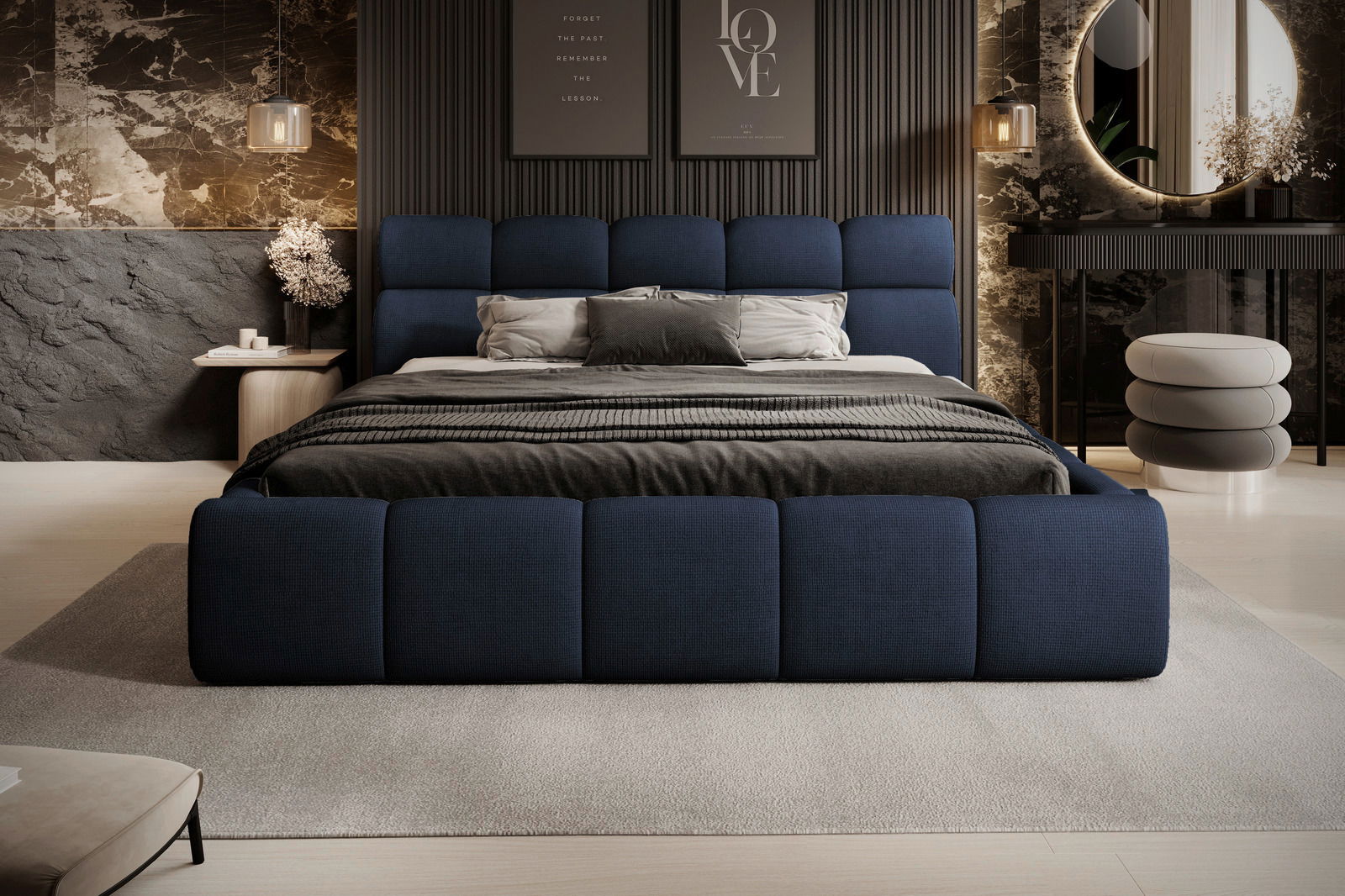 Modernes Polsterbett in Dunkelblau, frontal fotografiert, in einem stilvoll eingerichteten Schlafzimmer mit eleganter Beleuchtung und Dekoration.
