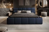 Modernes Polsterbett in Dunkelblau, frontal fotografiert, in einem stilvoll eingerichteten Schlafzimmer mit eleganter Beleuchtung und Dekoration.