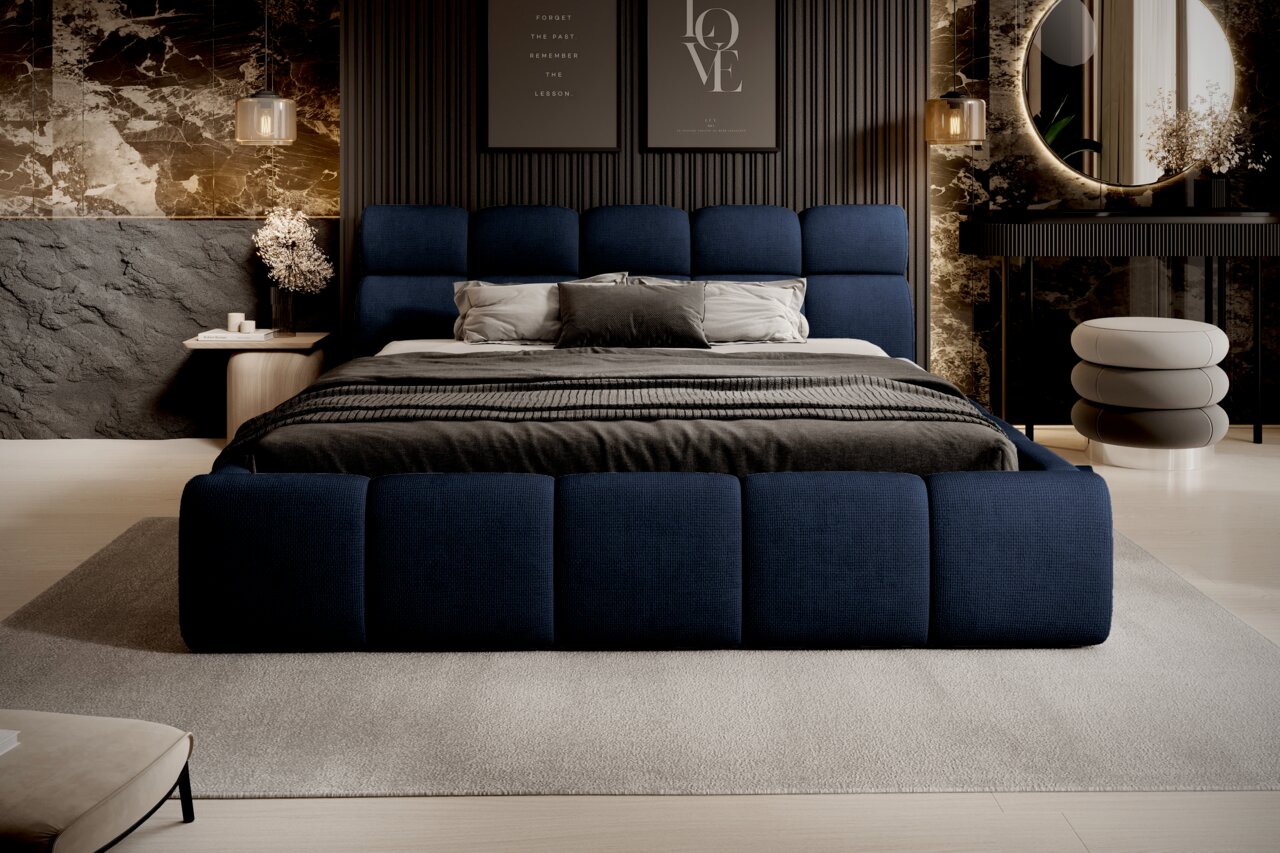Modernes Polsterbett in Dunkelblau, frontal fotografiert, in einem stilvoll eingerichteten Schlafzimmer mit eleganter Beleuchtung und Dekoration.