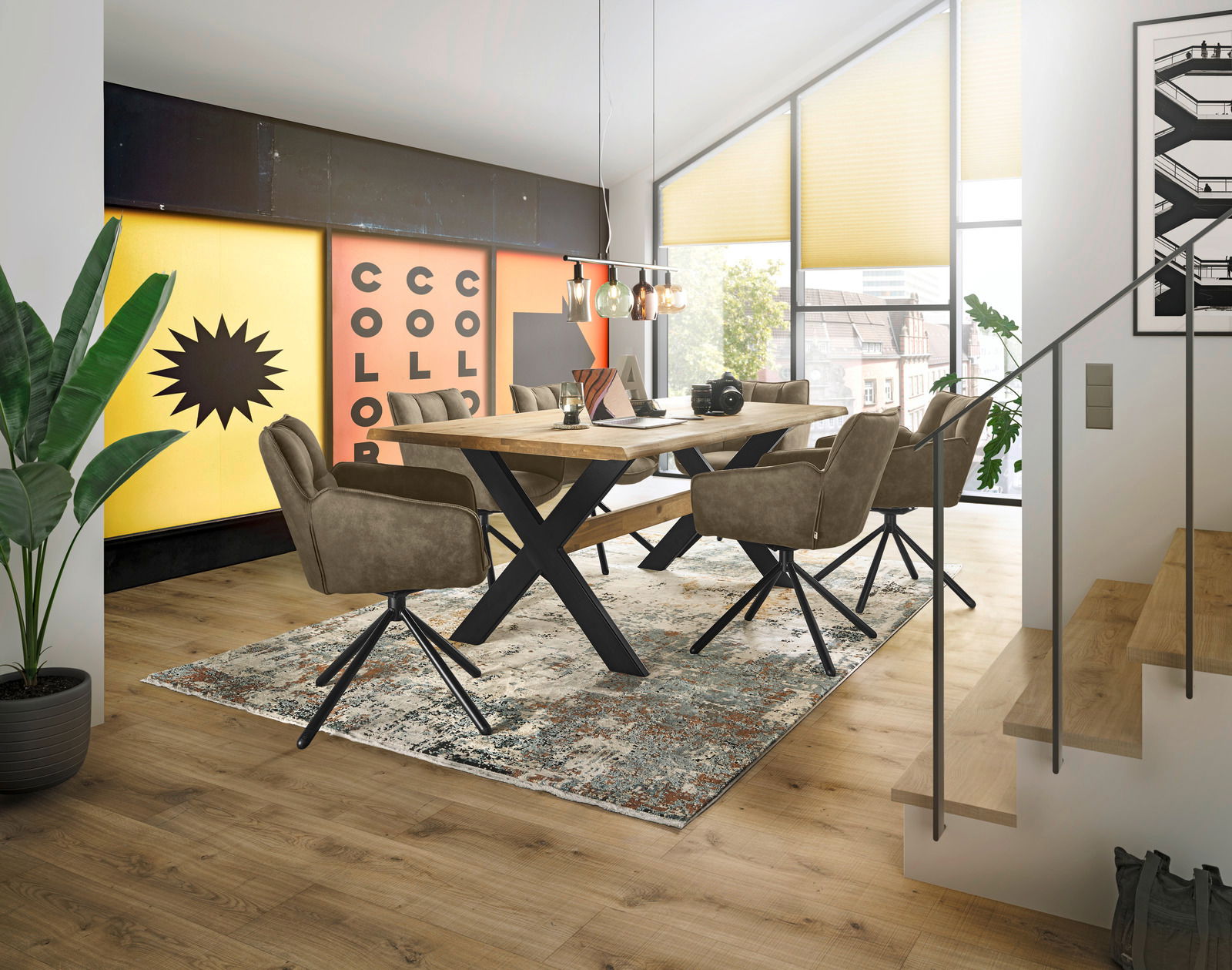 Moderner Essbereich mit drehbaren Armlehnstühlen der Serie FRISCO von Set One by Musterring, seitliche Perspektive.